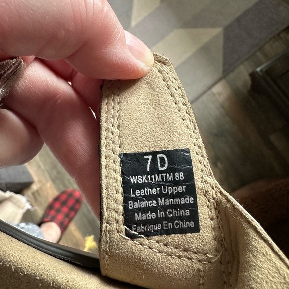 Aragon by New Balance size 7 sandals - Picture 3 of 4